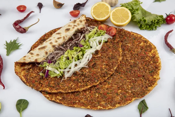 Pizza Tradicional Turca Chamada Lahmacun Sendo Preparada Com Carne Cebola — Fotografia de Stock