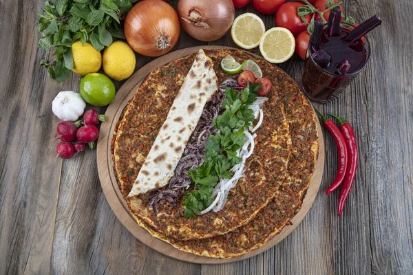 Lahmacun Usulü Lezzetli Türk Mutfağı Kıymalı Veya Kuzu Etli Kırmızı — Stok fotoğraf