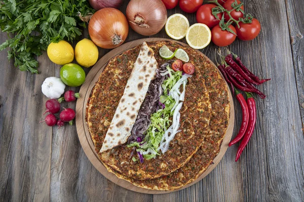 Turecká Lahodná Kuchyně Lahmacun Pizza Mletým Hovězím Nebo Jehněčím Masem — Stock fotografie