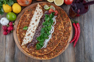 Lahmacun usulü lezzetli Türk mutfağı. Kıymalı veya kuzu etli, kırmızı biberli, domatesli, kimyonlu, maydanozlu ve baharatlı..