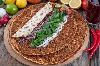 Lahmacun usulü lezzetli Türk mutfağı. Kıymalı veya kuzu etli, kırmızı biberli, domatesli, kimyonlu, maydanozlu ve baharatlı..