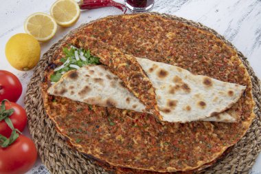 İnce hamurdan yapılmış Türk mutfağı ve kıyma 