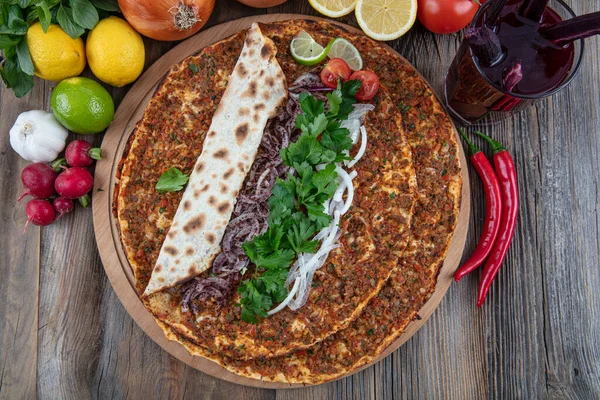 Turecká Lahodná Kuchyně Lahmacun Pizza Mletým Hovězím Nebo Jehněčím Masem — Stock fotografie
