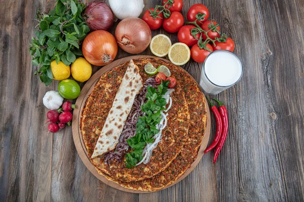 Пицца Турецкой Кухни Lahmacun Фаршем Говядины Баранины Паприка Помидоры Специи — стоковое фото