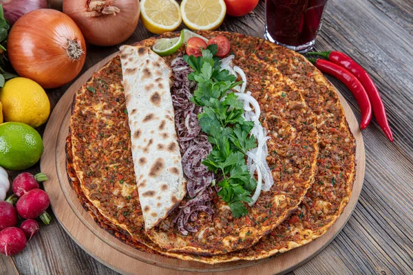 Turecká Lahodná Kuchyně Lahmacun Pizza Mletým Hovězím Nebo Jehněčím Masem — Stock fotografie