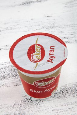 İstanbul, Türkiye - 10 Şubat 2020; Eker (Türkçe: Eker Ayran), Türk tereyağı markası. Orijinal ambalajında hizmet etmeye hazır.