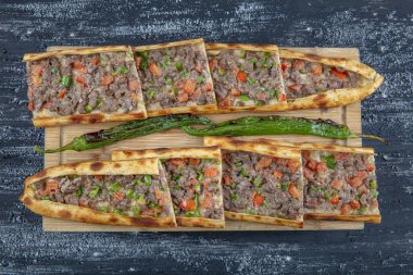 Geleneksel Türk pide bifteği - Kusbasili Pide. Küplü Turkish Pide. paket servis kavramı