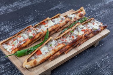 Peynirli Türk pide ve küp et / kusbasili kasarli pide. Türkçe adı: Recai (Kusbasili Kasarli Pide)