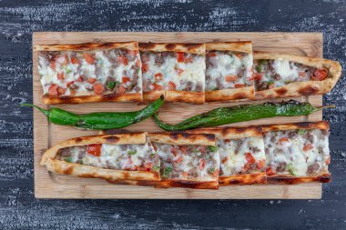 Peynirli Türk pide ve küp et / kusbasili kasarli pide. Türkçe adı: Recai (Kusbasili Kasarli Pide)