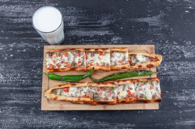 Peynirli Türk pide ve küp et / kusbasili kasarli pide. Türkçe adı: Recai (Kusbasili Kasarli Pide)