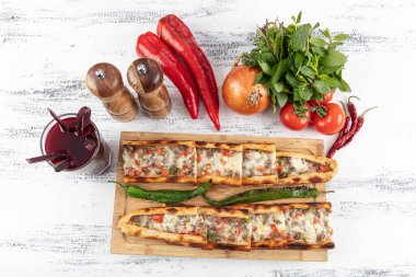 Peynirli Türk pide ve küp et / kusbasili kasarli pide. Türkçe adı: Recai (Kusbasili Kasarli Pide)