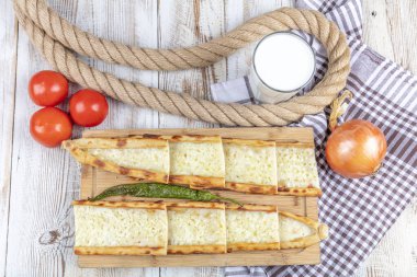 Geleneksel Türk mutfağı pidesi. Türk pizzası pide, çedar peynirli pide.