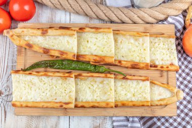 Geleneksel Türk mutfağı pidesi. Türk pizzası pide, çedar peynirli pide.