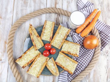Geleneksel Türk mutfağı pidesi. Türk pizzası pide, çedar peynirli pide.