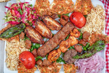 Adana, Urfa, Tavuk, Kuzu, Ciğer, Ciğer ve Lahana ezmesi 'nde Türk ve Arap Geleneksel Ramazan Kebap Tabağı' nı ekmek ve lahana ezmesi üzerine karıştırın.