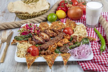 Adana, Urfa, Tavuk, Kuzu, Ciğer, Ciğer ve Lahana ezmesi 'nde Türk ve Arap Geleneksel Ramazan Kebap Tabağı' nı ekmek ve lahana ezmesi üzerine karıştırın.