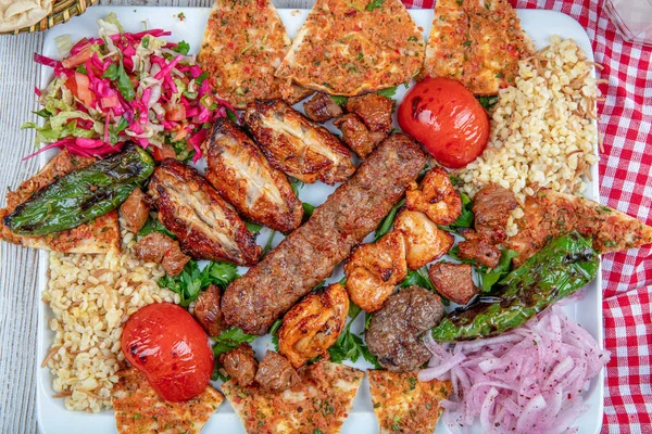 Турецька Арабська Традиційна Плита Рамадан Мікс Кебаб Адані Урфі Куряті — стокове фото