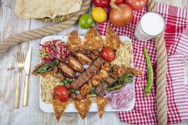 Adana, Urfa, Tavuk, Kuzu, Ciğer, Ciğer ve Lahana ezmesi 'nde Türk ve Arap Geleneksel Ramazan Kebap Tabağı' nı ekmek ve lahana ezmesi üzerine karıştırın.