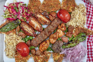 Adana, Urfa, Tavuk, Kuzu, Ciğer, Ciğer ve Lahana ezmesi 'nde Türk ve Arap Geleneksel Ramazan Kebap Tabağı' nı ekmek ve lahana ezmesi üzerine karıştırın.