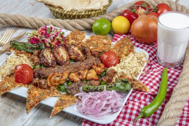 Adana, Urfa, Tavuk, Kuzu, Ciğer, Ciğer ve Lahana ezmesi 'nde Türk ve Arap Geleneksel Ramazan Kebap Tabağı' nı ekmek ve lahana ezmesi üzerine karıştırın.