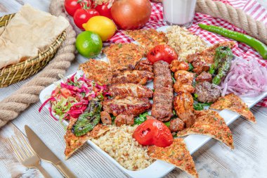 Adana, Urfa, Tavuk, Kuzu, Ciğer, Ciğer ve Lahana ezmesi 'nde Türk ve Arap Geleneksel Ramazan Kebap Tabağı' nı ekmek ve lahana ezmesi üzerine karıştırın.