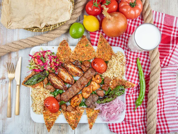 Turecká Arabská Tradiční Ramadán Mix Kebab Deska Uvnitř Adana Urfa — Stock fotografie