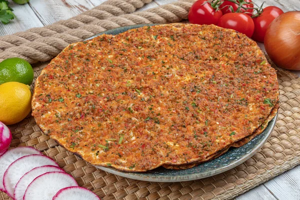 Lahmacun Türkische Leckere Pizza Mit Hackfleisch Vom Rind Oder Lamm — Stockfoto