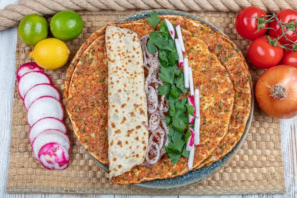 Lahmacun Hindi Kıymalı Kuzu Etli Kırmızı Biberli Domatesli Kimyonlu Maydanozlu — Stok fotoğraf