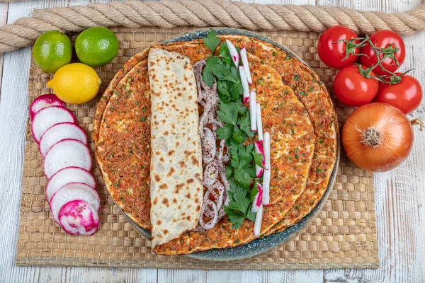 Lahmacun Turecká Lahodná Pizza Mletým Hovězím Nebo Jehněčím Masem Paprika — Stock fotografie