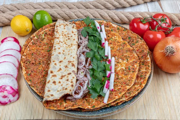 Lahmacun Turecká Lahodná Pizza Mletým Hovězím Nebo Jehněčím Masem Paprika — Stock fotografie