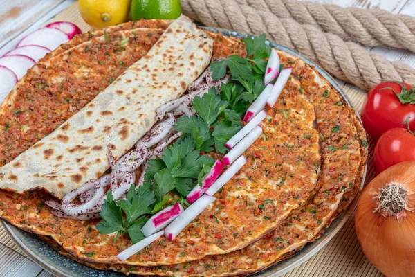 Lahmacun Turecká Lahodná Pizza Mletým Hovězím Nebo Jehněčím Masem Paprika — Stock fotografie