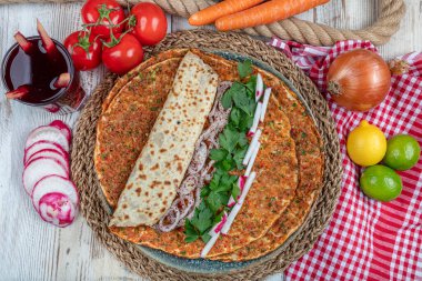 Lahmacun hindi kıymalı, kuzu etli, kırmızı biberli, domatesli, kimyonlu, maydanozlu ve baharatlı lezzetli pizza..