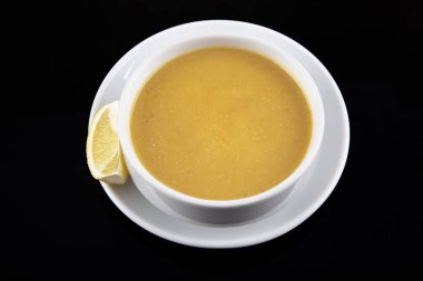 Ahşap masada mercimek çorbası (Türkçe: Mercimek corbasi).