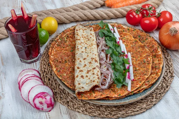 Lahmacun Hindi Kıymalı Kuzu Etli Kırmızı Biberli Domatesli Kimyonlu Maydanozlu — Stok fotoğraf