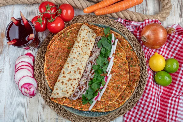 Lahmacun Turecká Lahodná Pizza Mletým Hovězím Nebo Jehněčím Masem Paprika — Stock fotografie