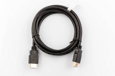 Beyaz arkaplanda 1,5 metrelik HDMI kablosu izole edildi.