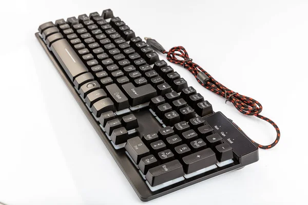 コンピューターのキーボード 白い背景にコード付きブラックキーボード — ストック写真