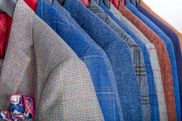 Erkek Ceketleri Mağazadaki Askılarda — Stok fotoğraf
