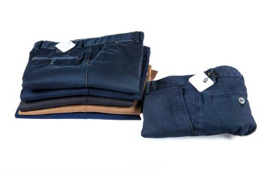 Yandan katlanmış erkek pantolonu. Beyaz arka planda izole edilmiş. en üstteki görünüm.