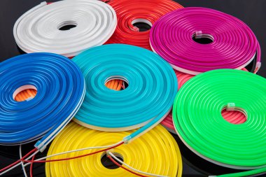 Neon Esnek Soyunma Işığı. Esnek bantlı neon esneme siyah arkaplanda farklı renklerde.