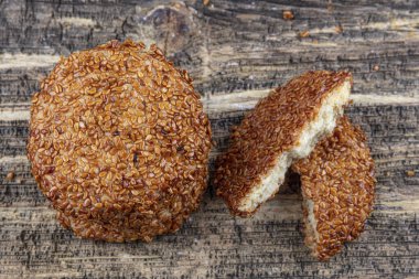 Susamlı çıtır kurabiyeler; sağlıklı vegan düşük karbonhidratlı atıştırmalıklar. Çıtır çikolatalı susamlı kahvaltı kurabiyeleri ahşap zemin fotokopi alanında..