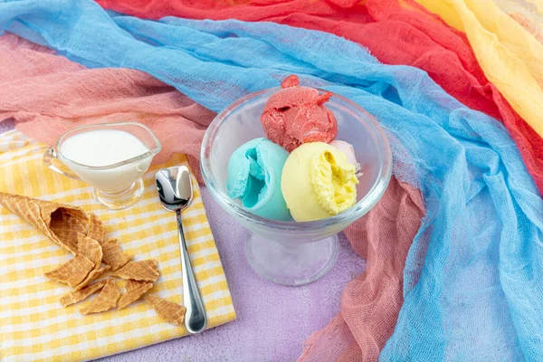 分门别类的水果冰淇淋 在木制桌子上的冰淇淋勺 — 图库照片