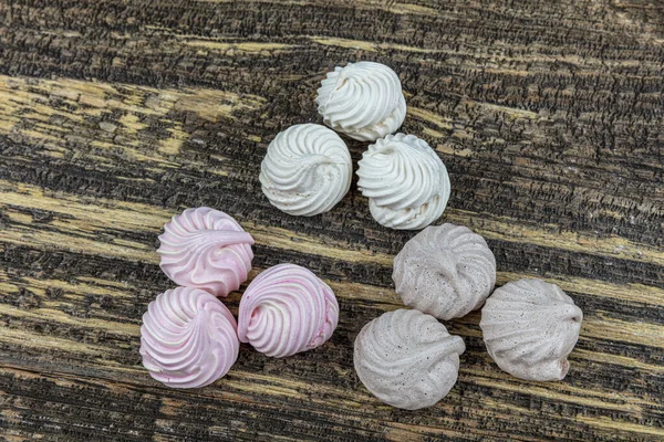 在制作过程中 搅拌的 灰的和粉红的旋涡蛋白蛋糕命名为Pavlova 木制桌子上的白色 灰色和粉色发色漩涡 — 图库照片