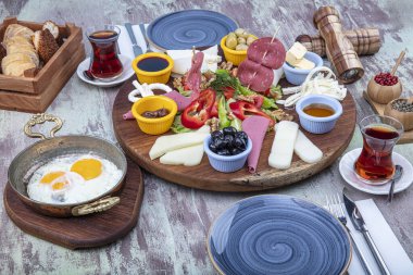 Lezzetli geleneksel Türk kahvaltısı masada. İki kişilik kahvaltı..