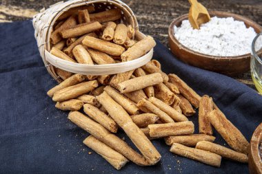 İtalyan grissini veya tuzlu ekmek hafif bir taş arka plan üzerinde sepet içinde sopalarla. Taze İtalyan atıştırmalıkları. Kopyalama alanı.