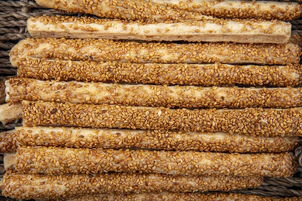 ขนมป งกร อบสดต บเมล ดงาบนพ นหล งไม อกโฟก — ภาพถ่ายสต็อก