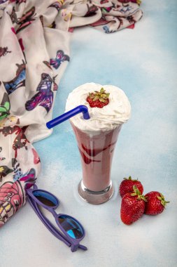 Cam kavanozda çilekli milkshake
