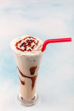 Ahşap arka planda lezzetli milkshake.