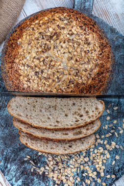 Taze ev yapımı ekmek. Fransız ekmeği. Kırsal masada ekmek dilimi ve bıçak kesme.. 