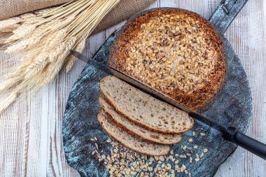 Taze ev yapımı ekmek. Fransız ekmeği. Kırsal masada ekmek dilimi ve bıçak kesme.. 